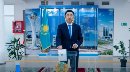 Аким Атырауской области проголосовал на выборах в Курултай