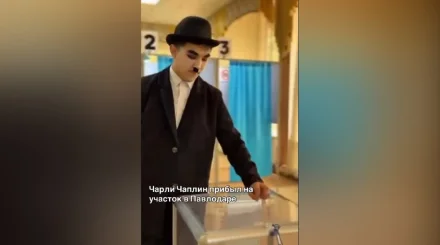 Чарли Чаплин приехал на роликах на избирательный участок в Павлодаре (ВИДЕО)
