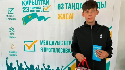 Алматыдағы сайлау таңы: алғаш келген сайлаушыларға естелік сыйлық табысталды