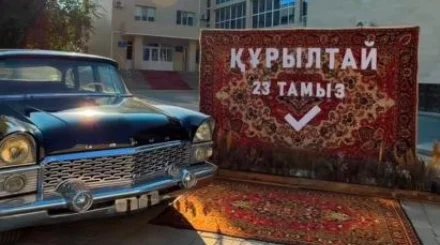 Фотозона в стиле 90-х стала частью выборов на участке в Атырау