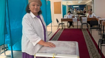 Алматыда Қазақстанның еңбек сіңірген артисі Гүлжамал Қазақбаева Құрылтай сайлауында дауыс берді