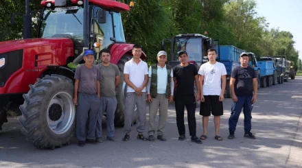 С поля на выборы: фермеры Конаева приехали на тракторах