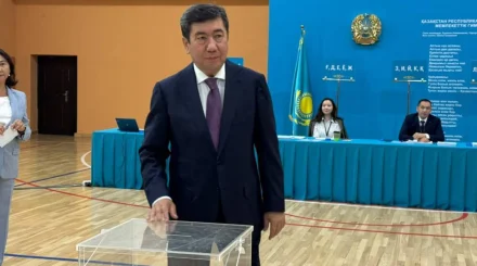  Ерлан Қошанов Құрылтай сайлауында дауыс берді 
