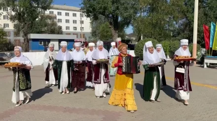 Жамбылда кимешек киген кейуаналар сайлау учаскелерін аралап концерт қойды