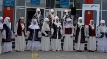  Алматыда әжелер ансамблі сайлау учаскесінің алдында ән шырқады 
