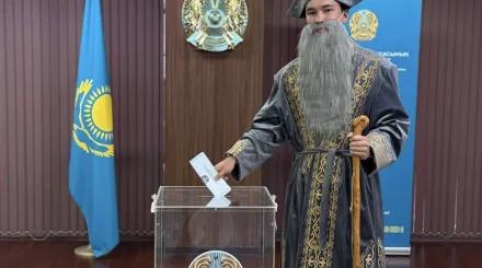 Казахстанец в костюме бия пришел голосовать в Токио