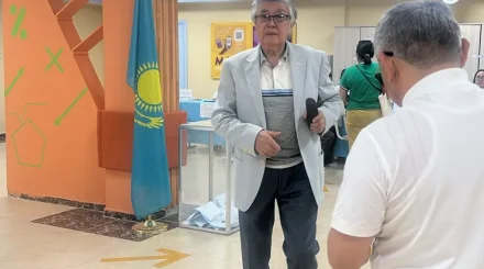 Член Общественного совета Алматы до участка голосования добрался на инватакси