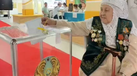 101 жастағы Кәмиля Досқалиқызы сайлау учаскесіне келіп, өз таңдауын жасады