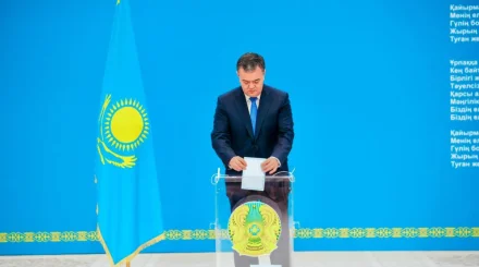   Астана қаласының әкімі Жеңіс Қасымбек Құрылтай сайлауында дауыс берді   