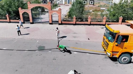  Атырау рекордсмен спортшы сайлау учаскесі алдында КАМАЗ сүйреді (ВИДЕО) 