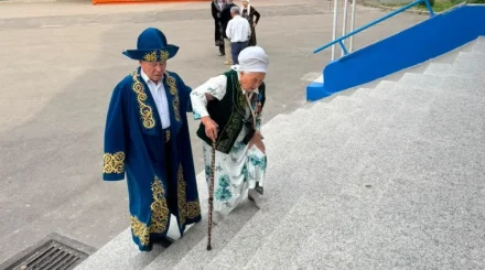 69-летний сын привёл 90-летнюю маму на выборы в Алматы