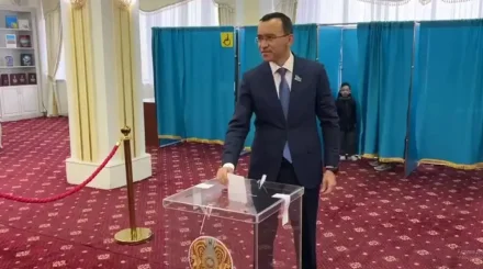 Мәулен Әшімбаев Құрылтай депутаттарын сайлауда дауыс берді