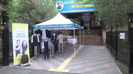 Құрылтай сайлауы: Медеу ауданында тұрғындарға оқу құралдары жеңілдікпен сатылып жатыр