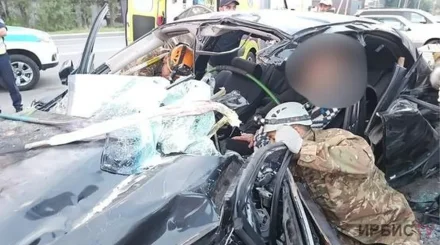 Павлодарда жол апатынан кейін ер адам көлік салонында қысылып қалды