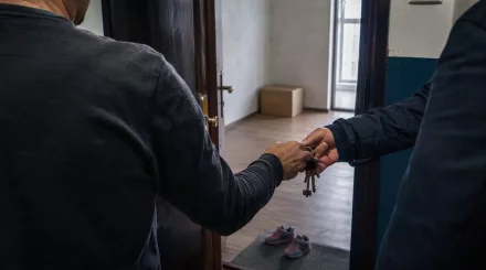 У казахстанцев забирают жилье за долги по алиментам