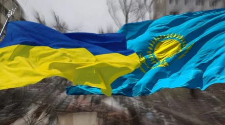 Поздравление сквозь дым войны: что стоит за словами президента Токаева в День независимости Украины