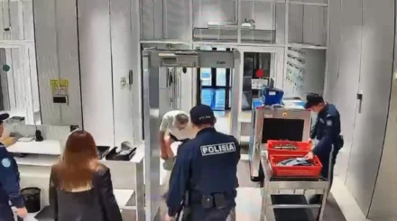 Пенсионер снял брюки в административном здании Астаны (ВИДЕО)