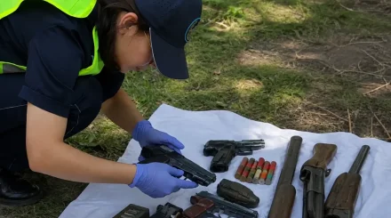 Алматыда өзен маңынан қару-жарақ пен оқ-дәрі жасырылған орын табылды