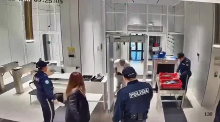 Астанада әкімшілік ғимаратқа кіреберісте шалбарын шешкен: зейнеткерге қатысты сот шешімі шықты (ВИДЕО)