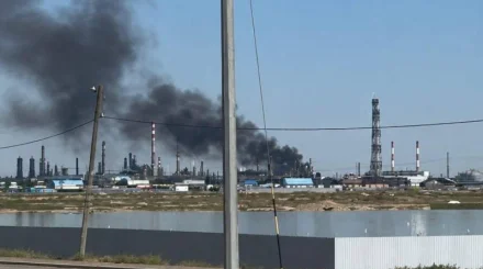 На крупнейшем НПЗ Казахстана полыхает пожар