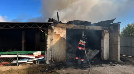 Пожар в Косшы: спасатели вынесли газовый баллон
