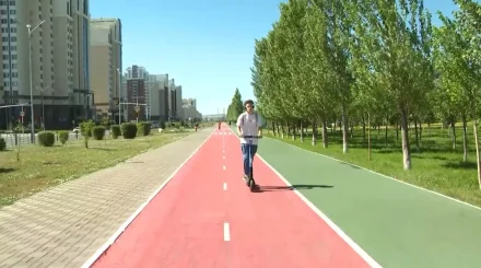 Қатаң талаптар күшіне енді: Елде самокат жүргізушілеріне тротуармен жүруге тыйым салынды