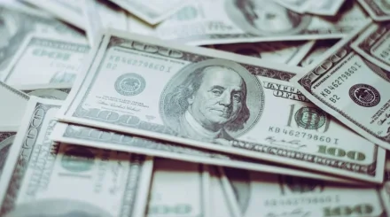 Доллар укрепился к тенге по итогам дневных торгов