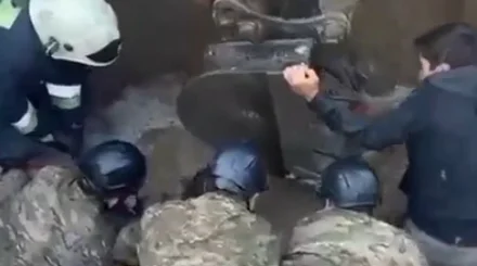  Қарағандыда құтқарушылар топырақ астында қалған жұмысшыға көмектесті 