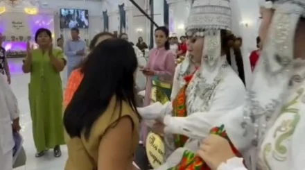 Свадьба чуть не закончилась дракой с танцорами в Казахстане