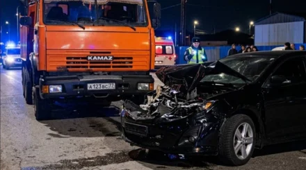 Toyota Camry столкнулась с КамАЗом в Атырау: пострадал водитель