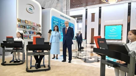 Токаеву представили AI-ассистента для учителей и цифровые решения для школ