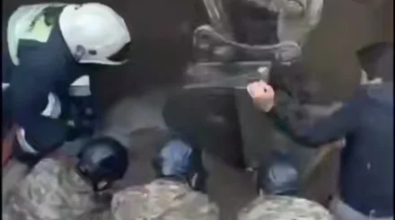 Спасатели вытащили человека из затопленной траншеи