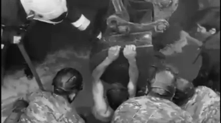 Рабочего засыпало грунтом в Караганде: его удалось спасти