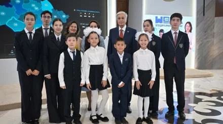 Тоқаев Астанадағы көрме кезінде оқушылармен суретке түсті