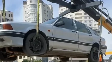 В Астане массово вывозят брошенные машины