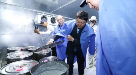 Нұрдәулет Қилыбай Жаңаөзеннің 25 мектебіндегі оқушыларға шұбат ішкізбек