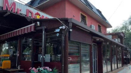 Алматыда дәмханаға заңсыз салынған қосалқы нысанды мәжбүрлі түрде бұзу басталды
