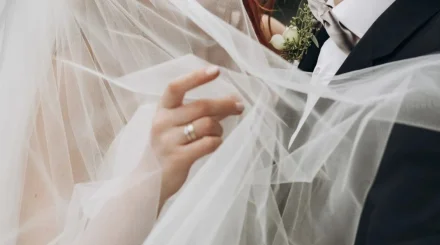  50 миллион теңге алу үшін ер адам өзінің әйелімен ажырасып, 4 баласы бар жеңгесіне үйленген 