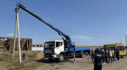 В СКО водитель манипулятора погиб от удара током