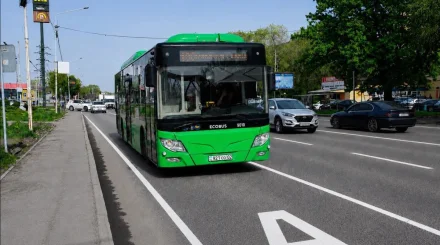 «Бір орынға жылжуды сұраған»: Алматыда автобуста қызды буындырған ер адам қамалды
