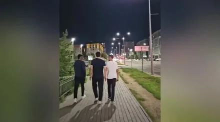 Астанада серуендеп кетіп бара жатқан үш жігіттің басына шыны бөтелке құлап кете жаздаған (ВИДЕО)