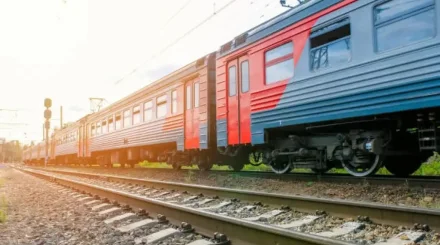 «Соғылуға аз қалған»:  жүк пойызын елемеген көлік теміржолға шығып кеткен (ВИДЕО)
