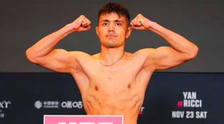 Казах одержал досрочную победу в главном бою турнира UFC в Шанхае
