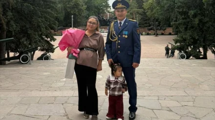 Подавилась жевательной резинкой: майор в Алматы спас девушку (ВИДЕО)