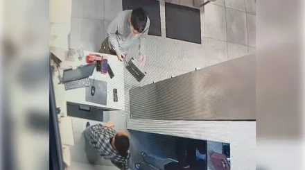Парень с ножом устроил переполох в торговом центре Астаны (ВИДЕО)
