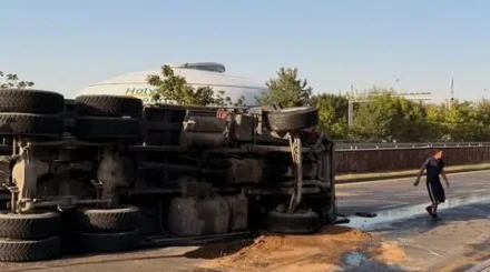 В Алматы на ВОАД грузовик столкнулся с шестью автомобилями: есть пострадавшие