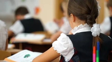 Дети учатся в тесном здании общежития в Актобе