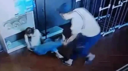 Шокирующее видео: в Уральске мужчина напал на лежавшую на полу девушку