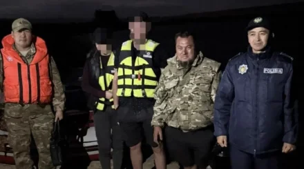 ШҚО-да су қоймасында қайығын жел айдап кеткен екі адам құтқарылды