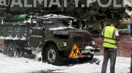 Алматыда жол ортасында жүк көлігі өртеніп кетті